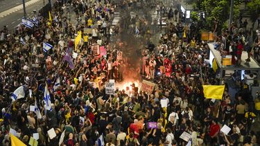 Manifestantes hacen una fogata durante una protesta para exigir un acuerdo de cese del fuego en la guerra en la Franja de Gaza, en Tel Aviv, Israel, el jueves 5 de septiembre de 2024. (AP Foto/Ohad Zwigenberg)