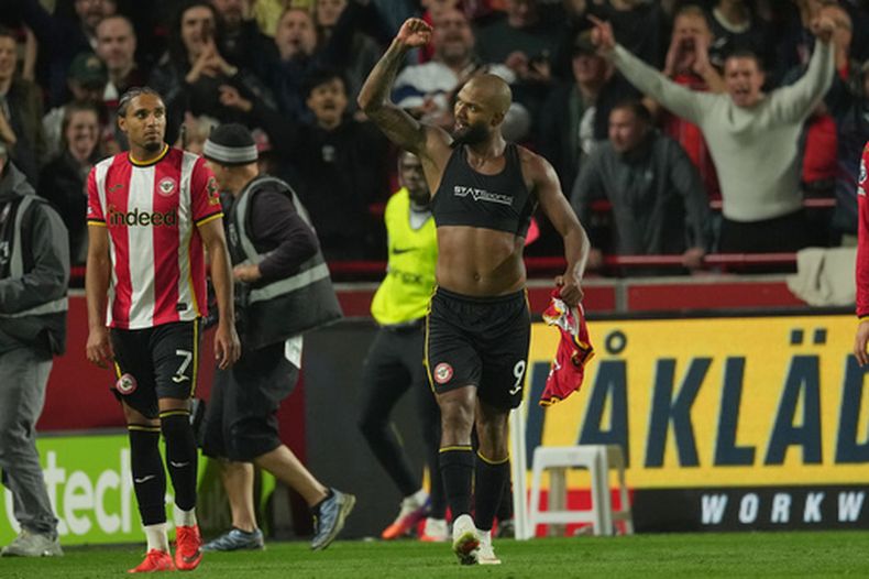 Igor Thiago celebra tras anotar el segundo gol de Brentford en la victoria 3-0 ante Chelsea en la Liga Premier, el viernes 18 de septiembre de 2026, en Londres. (AP Foto/Dave Shopland)