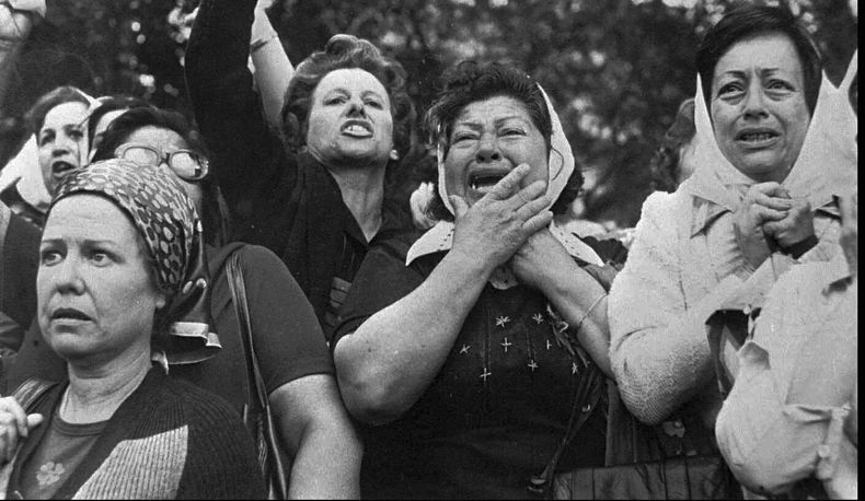 Historia de un pañuelo: la lucha de las Madres Plaza de Mayo por los ...
