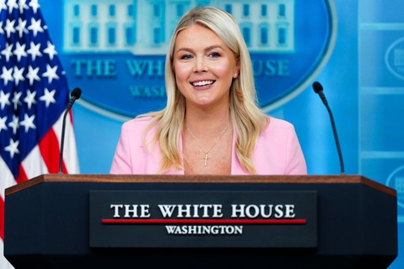 La secretaria de prensa de la Casa Blanca Karoline Leavitt en la sala de prensa de la sede presidencial en Washington, el 16 de julio del 2026. (AP foto/Julia Demaree Nikhinson)