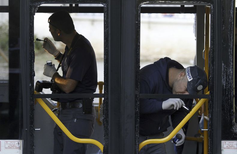 Polic&iacute;a israel&iacute; inspecciona un autob&uacute;s donde ocurri&oacute; una explosi&oacute;n en un suburbio de Tel Aviv el domingo 22 de diciembre del 2013. Una bomba r&uacute;stica que habr&iacute;a sido colocada por milicianos palestinos hizo e
