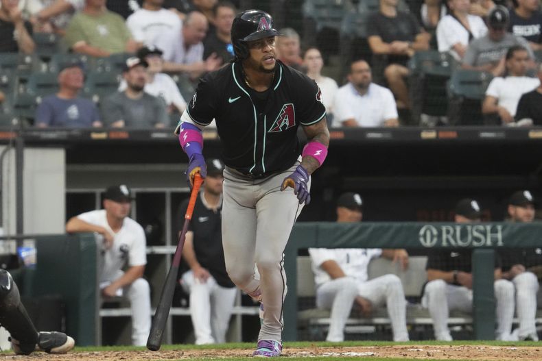 Ketel Marte, de los Diamondbacks de Arizona, observa su jonrón solitario durante la cuarta entrada del juego de béisbol en contra de los Medias Blancas de Chicago, el lunes 23 de junio de 2025. (AP Foto/Nam Y. Huh)