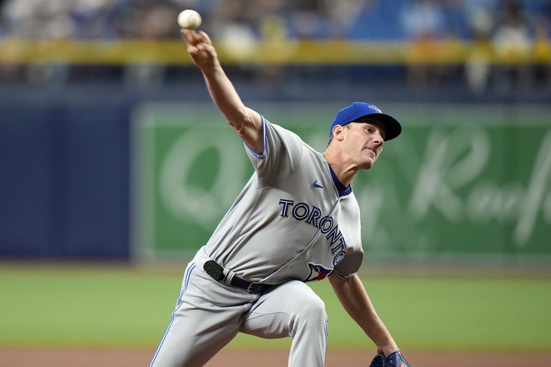 Chris Bassitt, abridor de los Azulejos de Toronto, lanza frente a los Rays de Tampa Bay durante la primera entrada del juego de béisbol del viernes 22 de septiembre de 2023, en San Petersburgo, Florida (AP Foto/Chris OMeara)