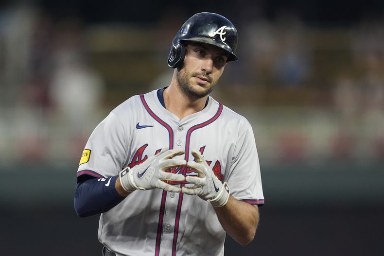 Matt Olson de los Bravos de Atlanta celebra mientras recorre las bases tras conectar un jonró nde tres carreras durante la primera entrada del juego de béisbol ante los Mellizos de Minnesota, el lunes 26 de agosto de 2024, en Mineápolis. (AP Foto/Abbie Parr)