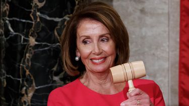 ARCHIVO – La presidenta de la Cámara de Representantes de Estados Unidos, Nancy Pelosi, sostiene el mazo en el Capitolio, en Washington, el 3 de enero de 2019. (AP Foto/Carolyn Kaster, Archivo)