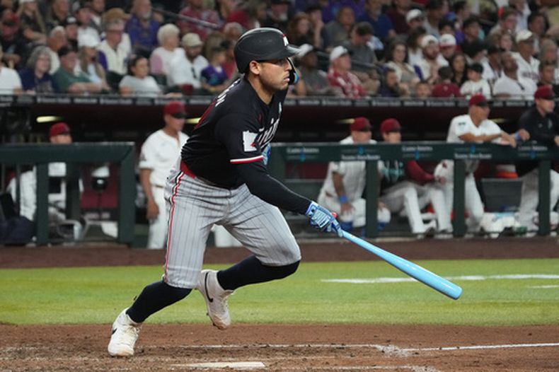Alex Jackson, de los Mellizos de Minnesota, observa su sencillo productor de una carrera contra los Diamondbacks de Arizona en la séptima entrada de un partido de béisbol, el domingo 21 de junio de 2026, en Phoenix. (Foto AP/Rick Scuteri)