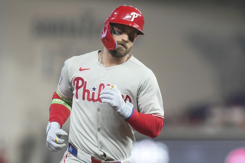 Bryce Harper, de los Filis de Filadelfia, recorre las bases luego de batear un jonrón ante los Marlins de Miami, el sábado 6 de septiembre de 2025 (AP Foto/Marta Lavandier)