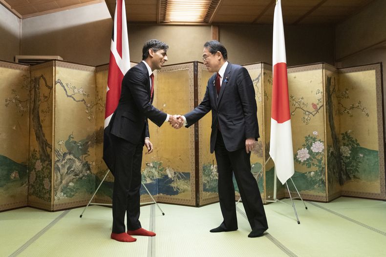 El primer ministro británico Rishi Sunak (i) con el primer ministro japonés Fumio Kishida en Hiroshima, Japón, el 18 de mayo de 2023. (Stefan Rousseau, Pool via AP)