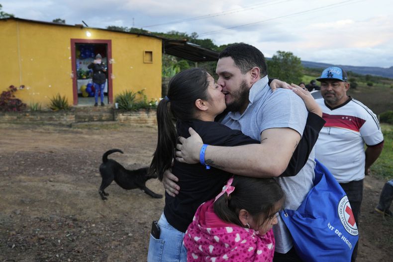 Carlos Uzcátegui, uno de los migrantes venezolanos deportados hace meses a El Salvador por parte de Estados Unidos, es recibido en su casa por su esposa Gabriela Mora, en Lobatera, Venezuela, el miércoles 23 de julio de 2025. (AP Foto/Ariana Cubillos)
