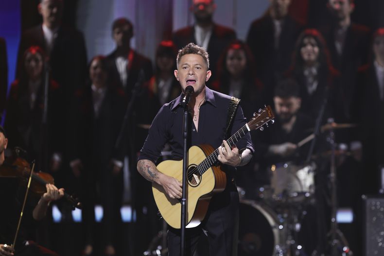 Alejandro Sanz durante su presentación en la 39ª ceremonia de los Premios Goya en Granada, España, el sábado 8 de febrero de 2025, en Granada. (Foto AP/Fermin Rodriguez)