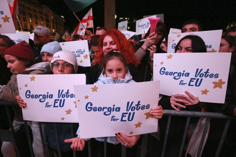 Manifestantes participan en un mitin de la oposición una semana antes de las elecciones parlamentarias, en Tiflis, Georgia, el 20 de octubre de 2024. (AP Foto/Zurab Tsertsvadze)