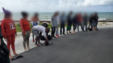 36 balseros llegan a florida y mas migrantes cubanos son detenidos en un trailer en mexico