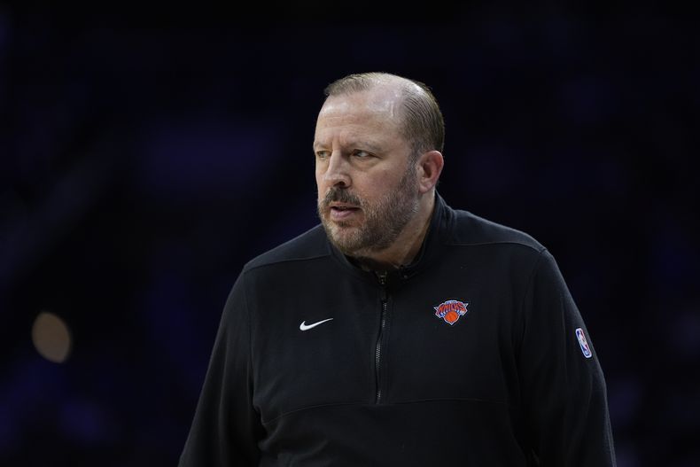 En foto del 28 de abril del 2024, Tom Thibodeau, entrenador de los Knicks de Nueva York, dirige al equipo en el juego 4 de la primera ronda de la postemporada ante los 76ers de Filadelfia. El miércoles 24 de julio del 2024, Knicks extienden 3 años contrato de Thibodeau. (AP Foto/Matt Slocum)
