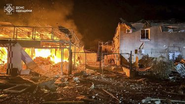 En esta imagen proporcionada por el Servicio Ucraniano de Emergencias, un incendio provocado tras un ataque de misil ruso se ve en Tatarbunary, en la región de Odesa, Ucrania, el martes 23 de septiembre de 2025. (Servicio Ucraniano de Emergencias via AP)