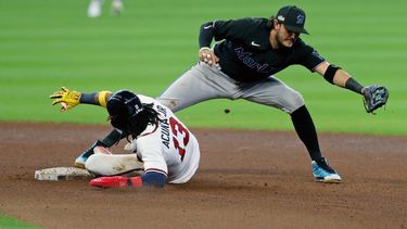 acuna se desliza con los spikes a la rodilla de rojas