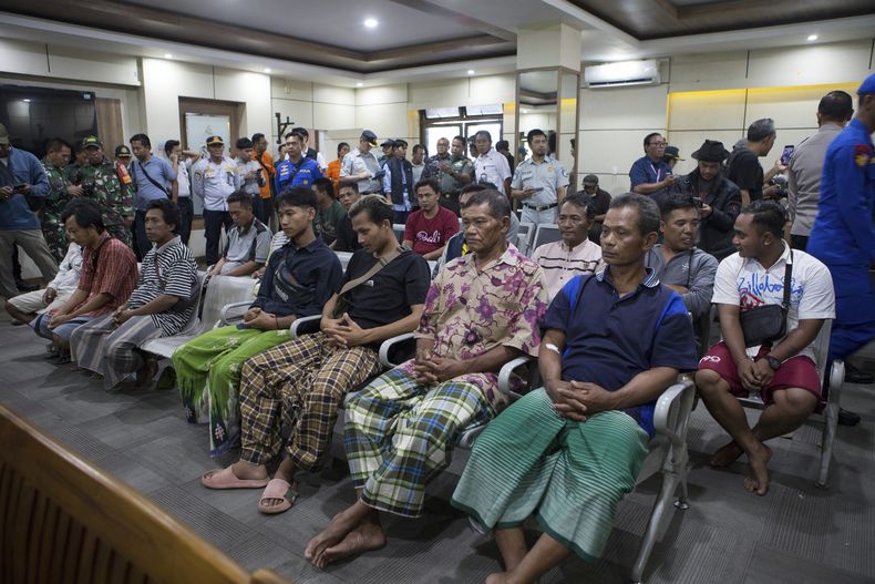 Sobrevivientes rescatados tras el hundimiento de un ferry esperan a ser examinados por médicos en Gilimanuk, en la isla de Bali, Indonesia, el jueves 3 de julio de 2025. (AP Foto/Firdia Lisnawati)