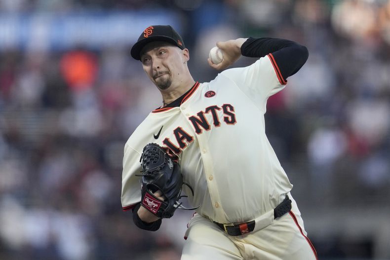 ARCHIVO - Foto del 12 de agosto del 2024, el pitcher de los Gigantes de San Francisco Blake Snell lanza ante los Bravos de Atlanta. (AP Foto/Jeff Chiu, Archivo)