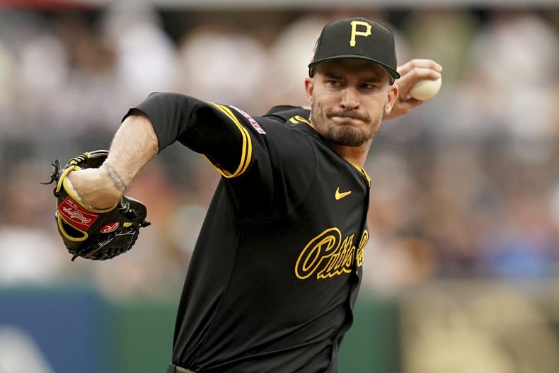 El pitcher de los Piratas de Pittsburgh Andrew Heaney lanza en la primera entrada ante los Diamondbacks de Arizona el sábado 26 de julio del 2025. (AP Foto/Matt Freed)