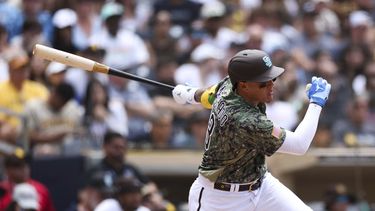 Manny Machado de los Padres de San Diego observa su remolcador sencillo en la quinta entrada del encuentro ante los Rays de Tampa Bay el domingo 18 de junio del 2023. (AP Foto/Derrick Tuskan)