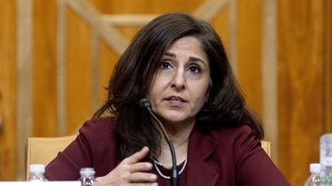 ARCHIVO - Neera Tanden, alguna vez propuesta por el presidente Joe Biden como diectora para la Oficina de Administración y Presupuesto de la Casa Blanca, testifica durante una audiencia de la Comisión de Presupuesto del Senado en el Capitolio, en Washington, el 10 de febrero de 2021. (AP Photo/Andrew Harnik, Pool, File)