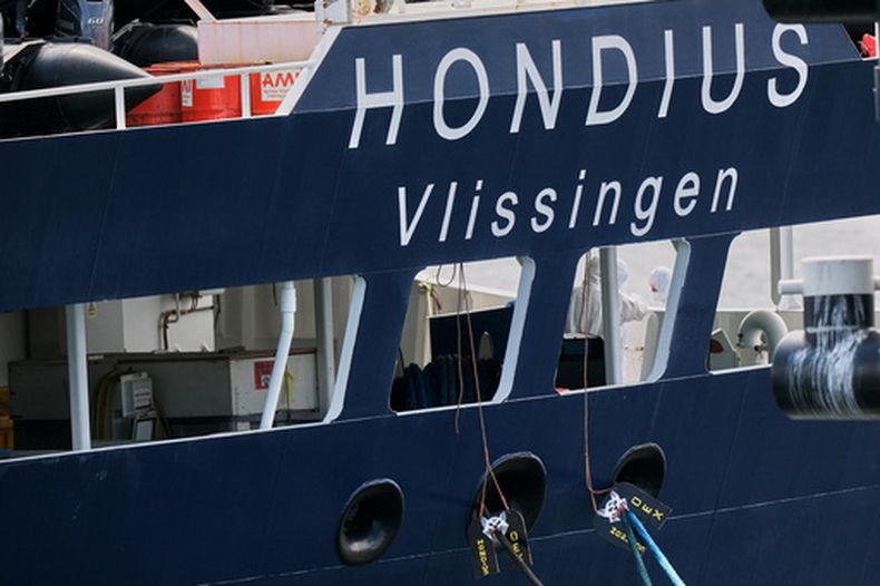 Un equipo con ropa protectora trabaja en el crucero MV Hondius tras su llegada al puerto de Rotterdam, Holanda, el lunes 18 de mayo de 2026. (AP Foto/Patrick Post)