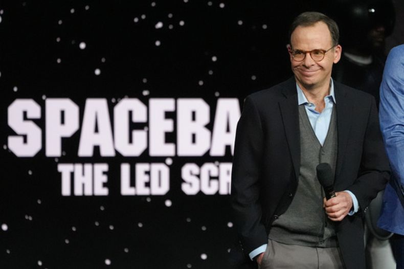 Rick Moranis, miembro del reparto de la próxima película Spaceballs 2, habla durante la presentación de Amazon MGM Studios en CinemaCon el miércoles 15 de abril de 2026, en el Caesars Palace de Las Vegas. (Foto AP/Chris Pizzello)