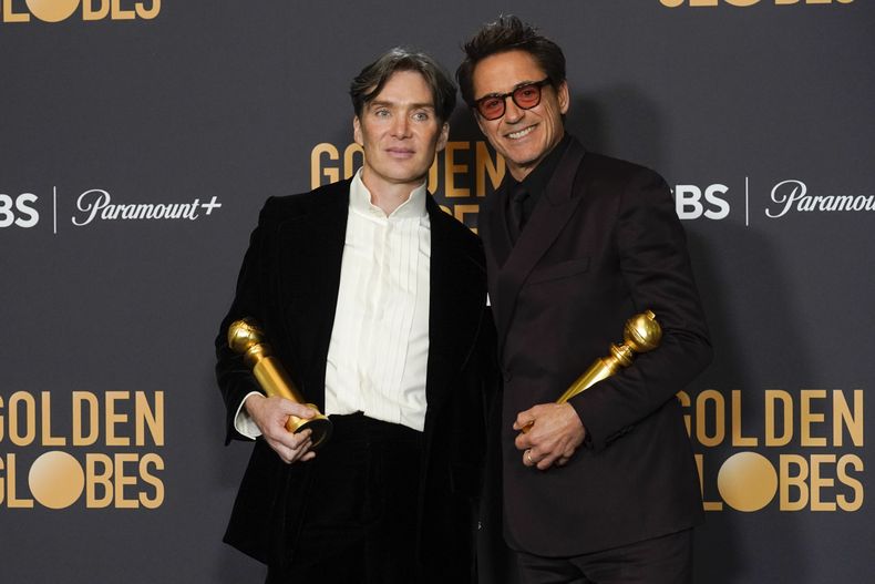 Cillian Murphy, izquierda, ganador del premio al mejor actor de una película de drama por Oppenheimer, y Robert Downey Jr., ganador del premio al mejor actor de reparto en una película de drama por Oppenheimer, posan en la sala de prensa en la 81a edición de los Globos de Oro el domingo 7 de enero de 2024, en el Hotel Beverly Hilton en Beverly Hills, California. (Foto AP/Chris Pizzello)