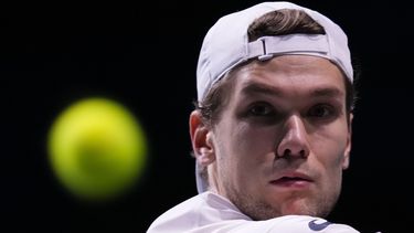 El finlandés Otto Virtanen disputa un punto ante el canadiense Gabriel Diallo en un duelo de la Copa Davis, el martes 21 de noviembre de 2023, en Málaga, España (AP Foto/Manu Fernández)