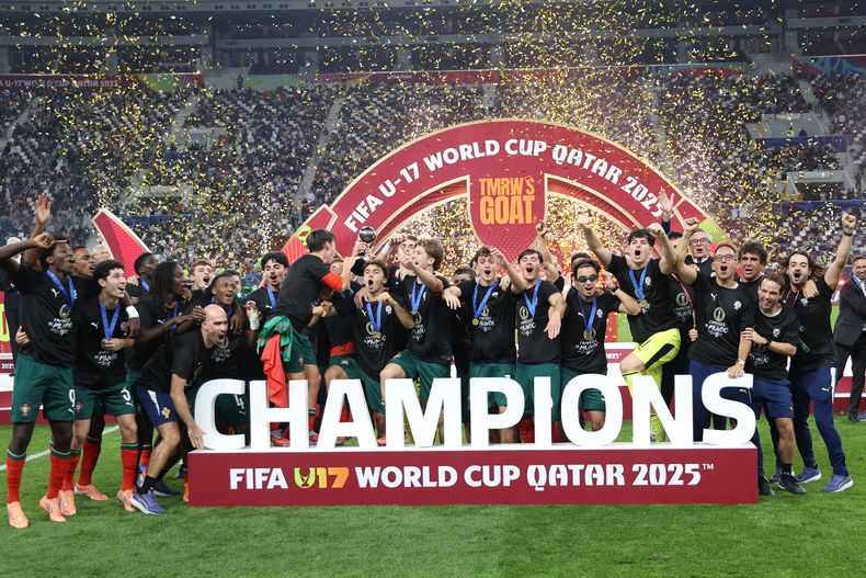 Los jugadores de Portugal celebran tras coronarse campeones del Mundial Sub17 al vencer a Austria en la final, el jueves 27 de noviembre de 2025, en Doha, Qatar. (AP Foto/Hussein Sayed)