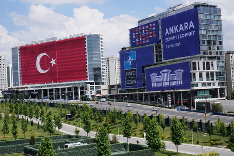 Una bandera turca y varias de la OTAN cubren edificios antes de la cumbre de la alianza en Ankara, Tuquía, el lunes 6 de julio de 2026. (AP Foto/Hussein Malla)