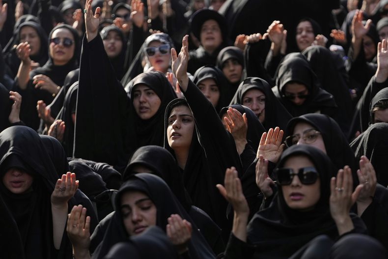 Musulmanas chiíes de Irán oran en una ceremonia de duelo en Teherán, el viernes 4 de julio de 2025, previo al Ashura, donde se recuerda el martirio de Hussein --nieto del profeta Mahoma-- quien murió en Karbala, en el actual Irak. (AP Foto/Vahid Salemi)