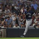 Julio Rodríguez (44) de los Marineros de Seattle avanza hacia el plato celebrando luego de conectar un cuadrangular en el octavo episodio del juego ante los Mellizos de Minnesota en Mineápolis. Martes 25 de julio de 2023.(AP Foto/Stacy Bengs)