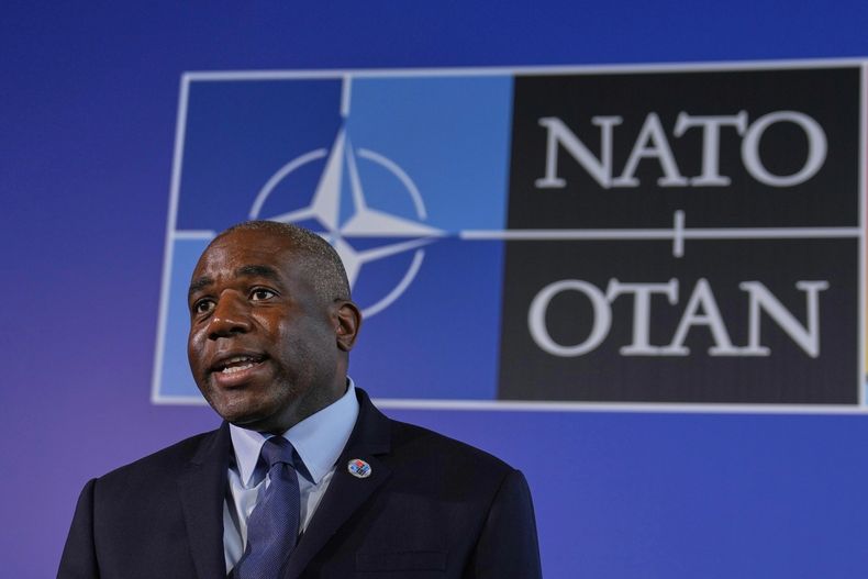 ARCHIVO – El secretario de Exteriores británico, David Lammy, habla con periodistas en Antalya, en el sur de Turquía, el 15 de mayo de 2025. (AP Foto/Khalil Hamra, Archivo)