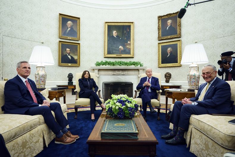 El presidente Jode Biden habla durante una reunión con los líderes del Congreso y la vicepresidenta Kamala Harris en la Oficina Oval de la Casa Blanca, en Washington, el martes 16 de mayo de 2023. (AP Foto/Evan Vucci)