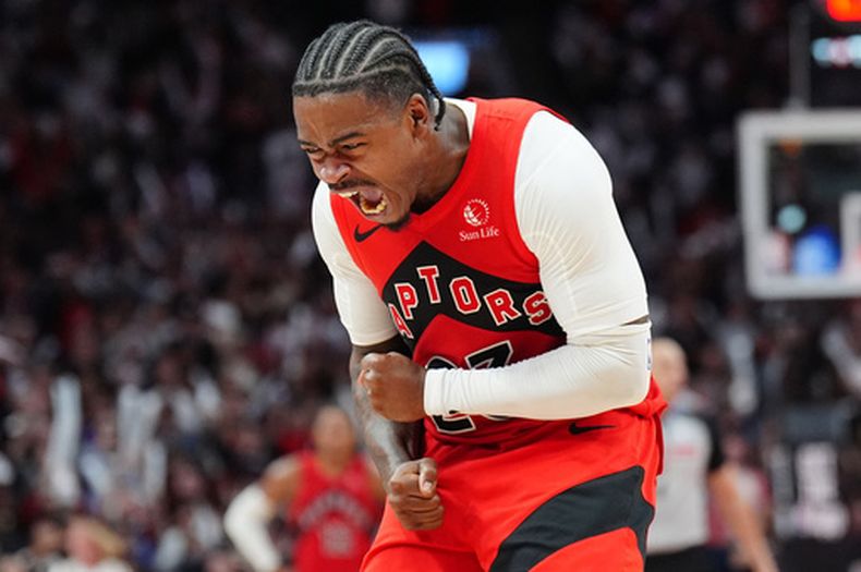 El base de los Raptors de Toronto Jamal Shead celebra tras provocar un balón perdido en el juego 4 de la primera ronda ante los Cavaliers de Cleveland el domingo 26 de abril del 2026. (Frank Gunn/The Canadian Press via AP)