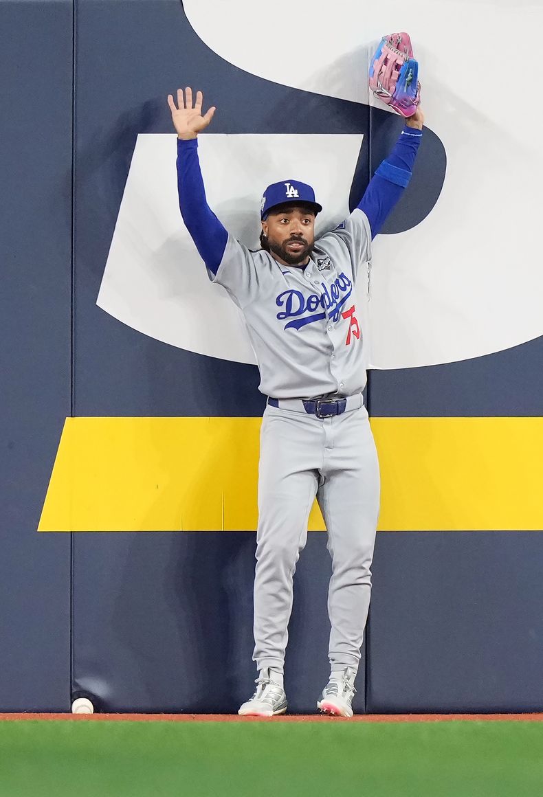 Justin Dean, de los Dodgers de Los Ángeles, reclama que la pelota se atoró al pie de la barda en el sexto juego de la Serie Mundial ante los Azulejos de Toronto, el viernes 31 de octubre de 2025 (Nathan Denette/The Canadian Press via AP)