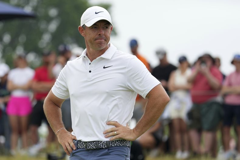 Rory McIlroy, de Irlanda del Norte, observa en el green del hoyo 17 después de tirar un putter en la última ronda del torneo de golf US Open, en el campo del Oakmont Country Club, el domingo 15 de junio de 2025, en Oakmont, Pensilvania. (AP Foto/Gene J. Puskar)