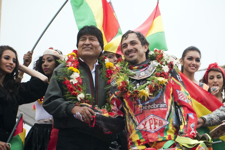 El presidente boliviano Evo Morales, izquierda, estrecha la mano del piloto boliviano Juan Carlos Salvatierra al t&eacute;rmino de la s&eacute;ptima etapa del Rally Dakar en Uyuni, Bolivia, el domingo 12 de enero de 2014. (AP Foto/Victor R. Caivano)