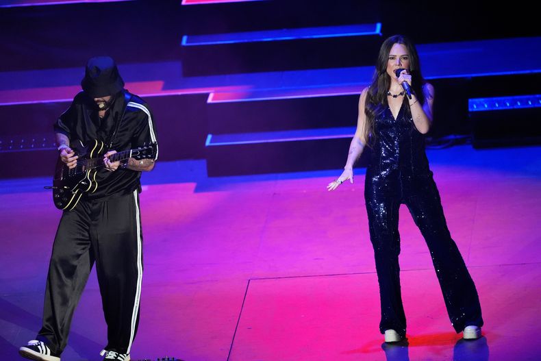 Los mexicanos Jesse Huerta y Joy Huerta de Jesse & Joy se presentan en concierto en el Auditorio Nacional de la Ciudad de México, el miércoles 1 de octubre de 2025. (Foto AP/Marco Ugarte)