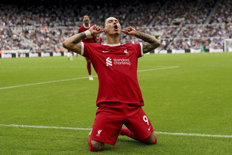 Darwin Núñez celebra tras anotar el primer gol de Liverpool en la victoria 2-1 ante Newcastle en la Liga Premier, el domingo 27 de agosto de 2023. (Owen Humphreys/PA vía AP)