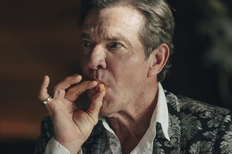 En esta imagen proporcionada por Mubi, Dennis Quaid en una escena de The Substance. (Mubi via AP)