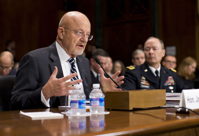 James Clapper, director de Inteligencia Nacional, izquierda, acompa&ntilde;ado del director de la Agencia de Seguridad Nacional, el general Keith Alexander, testifica en el Capitolio, el mi&eacute;rcoles 2 de octubre de 2013, en Washington. (Foto AP/ Evan