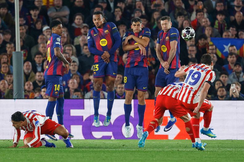 Julián Álvarez (derecha) anota un gol de tiro libre para el Atlético de Madrid en la victoria 2-0 ante Barcelona en los cuartos de final de la Liga de Campeones, el miércoles 8 de abril de 2026. (AP Foto/Joan Monfort)
