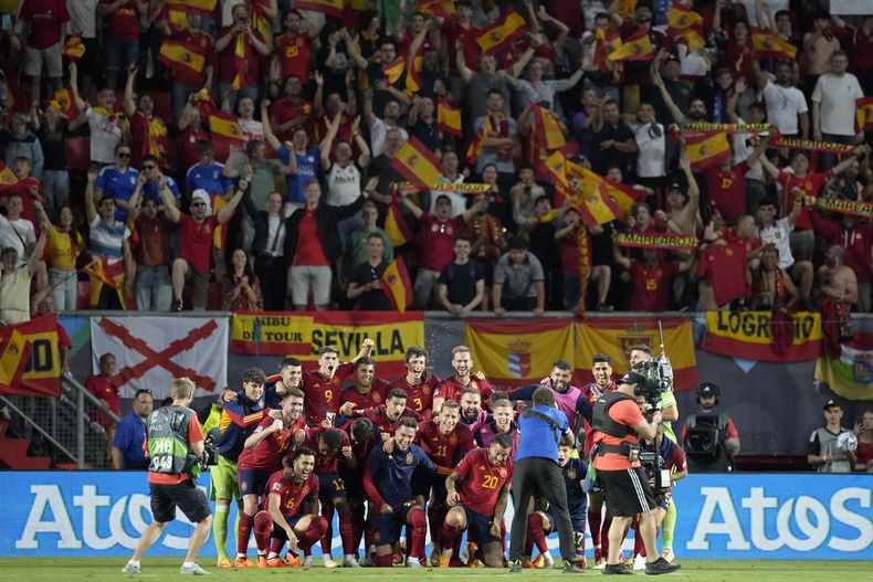 Los jugadores de España posan ante las cámaras tras la victoria ante Italia en la final de la Liga de Naciones, el jueves 15 de junio de 2023, en Enschede, Holanda. (AP Foto/Peter Dejong)