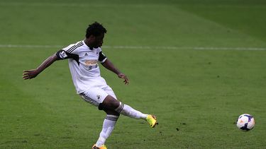 americateve | El jugador de Swansea, Wilfried Bony, anota un gol en un partido por la liga Premier el s&aacute;bado, 26 de abril de 2014, en Swansea, Gales. (AP Photo/Nick Potts, PA Wire)     UNITED KINGDOM OUT    -   NO SALES    -   NO ARCHIVES