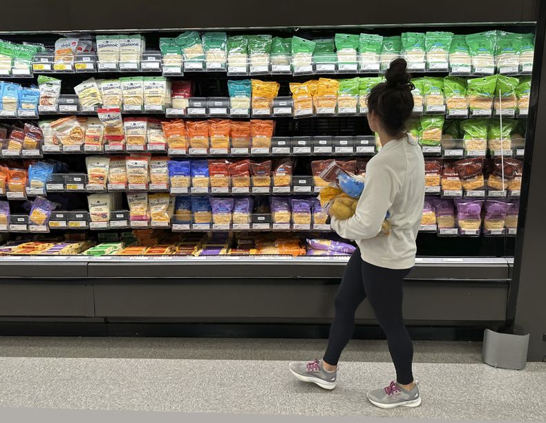 ARCHIVO - Una clienta examina las ofertas de queso en una tienda Target el 4 de octubre de 2023, en Sheridan, Colorado. (AP Foto/David Zalubowski, archivo)