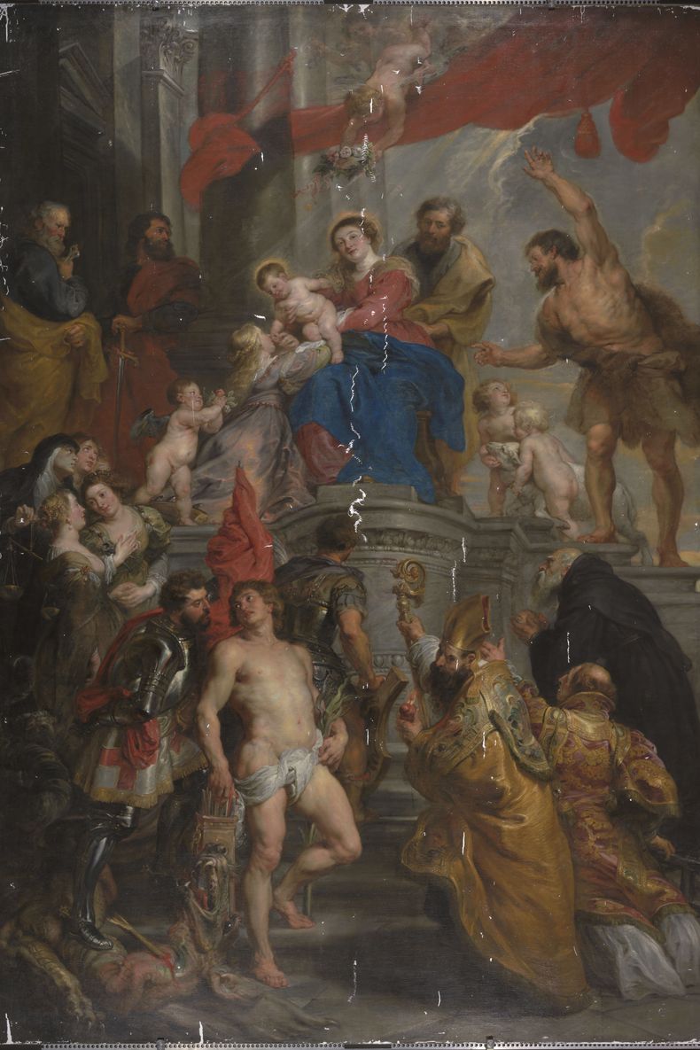 En un folleto reciente proporcionado por KMSKA, se muestra Madonna entronizada con niño, rodeada de santos del artista flamenco Peter Paul Rubens, después de quitar barniz y resanarla, pero antes cualquier retoque en el Museo Real de Bellas Artes de Amberes, Bélgica.(KMSKA, foto vía AP)