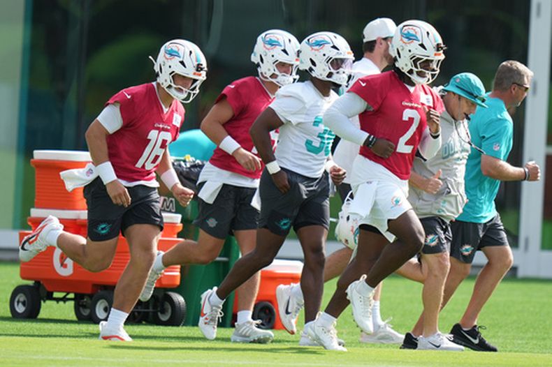 El quarterback Malik Willis (2) de los Dolphins de Miami durante un entrenamiento de pretemporada, el jueves 30 de julio de 2026, en Miami Gardens, Florida. (AP Foto/Lynne Sladky)
