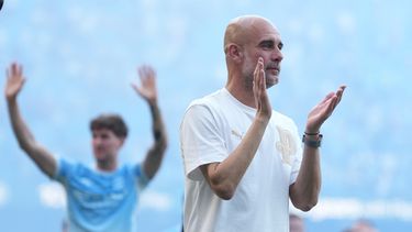 ARCHIVO - El director técnico del Manchester City, Pep Guardiola, aplaude a los aficionados tras su último partido con el club luego de un encuentro de fútbol de la Premier League entre el Manchester City y el Aston Villa en Mánchester, Inglaterra, el 24 de mayo de 2026. (Foto AP/Alastair Grant, Archivo)