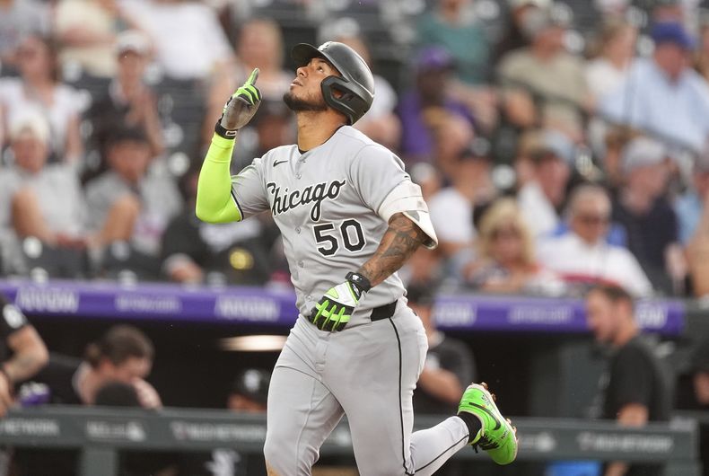 Lenyn Sosa de los Medias Blancas de Chicago gesticula mientras recorre las bases después de conectar un jonrón de dos carreras ante el lanzador abridor de los Rockies de Colorado, Germán Márquez, en la segunda entrada de un partido de béisbol el sábado 5 de julio de 2025, en Denver. (AP Photo/David Zalubowski)